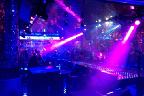 酒吧舞臺(tái)燈光設(shè)計(jì)與技巧 營(yíng)造氛圍與提升表演的視覺藝術(shù)